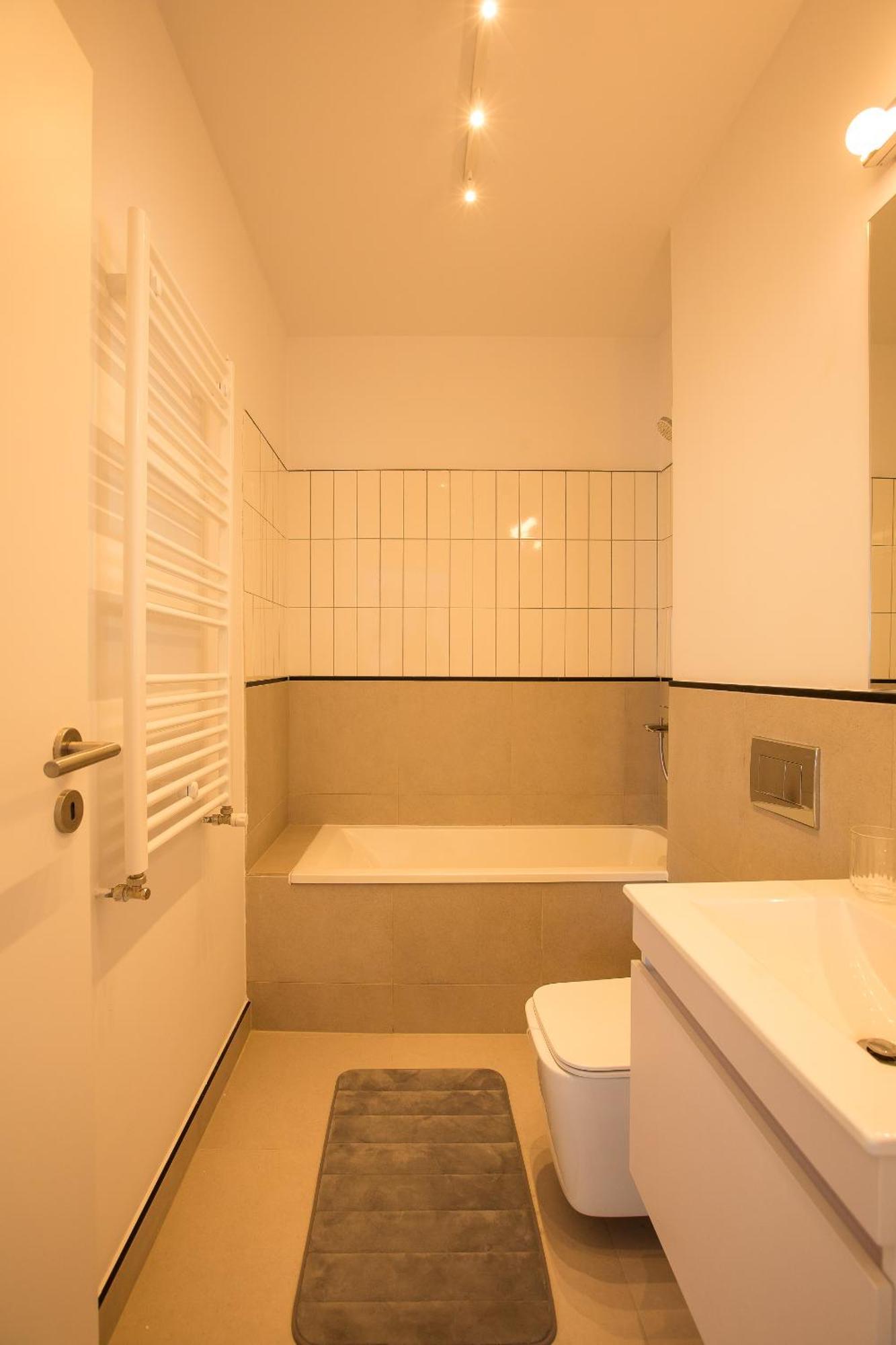 Apartment Marble Heights I 1 Bedroom With Underground Parking *
